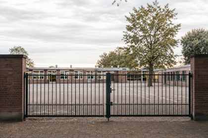 Amerikaanse moeder een jaar van school verbannen na kritiek op genderopdracht